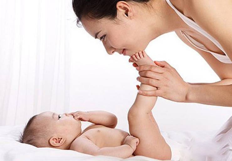 刚出生女宝宝下身有红点,新生女宝有白色和白带一样的东西