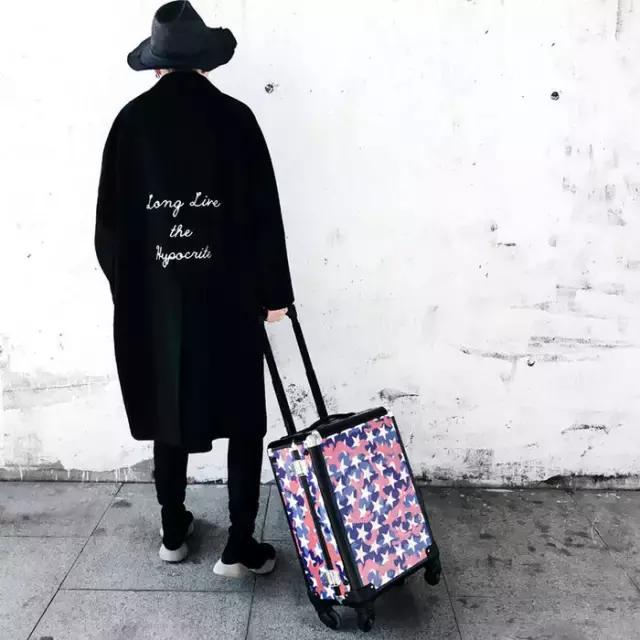 大衣搭配球鞋,一件大衣搭配一双球鞋时髦到爆了