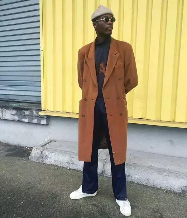 大衣搭配球鞋,一件大衣搭配一双球鞋时髦到爆了