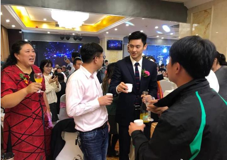 伴郎宁泽涛婚礼上和新娘打麻将,宁泽涛主持婚礼