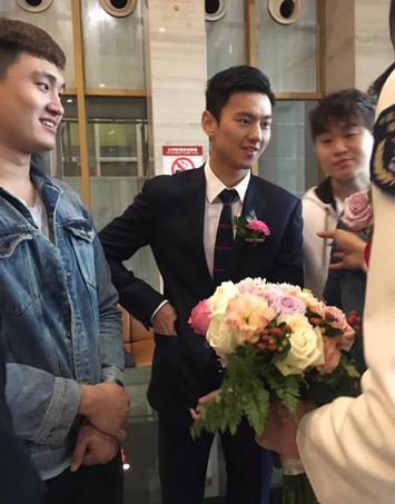 伴郎宁泽涛婚礼上和新娘打麻将,宁泽涛主持婚礼