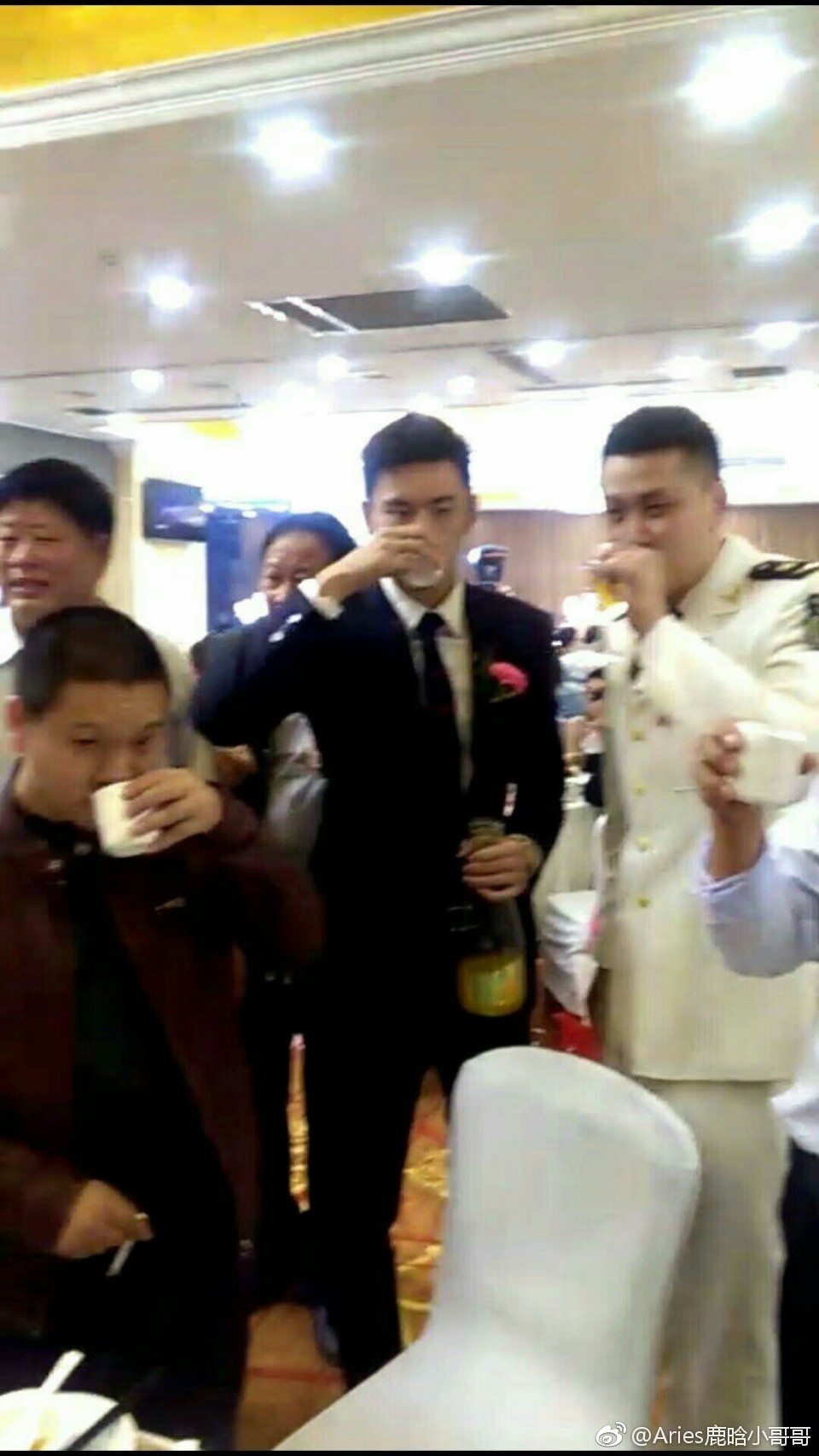 伴郎宁泽涛婚礼上和新娘打麻将,宁泽涛主持婚礼