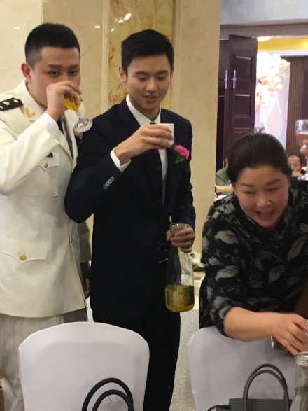 伴郎宁泽涛婚礼上和新娘打麻将,宁泽涛主持婚礼