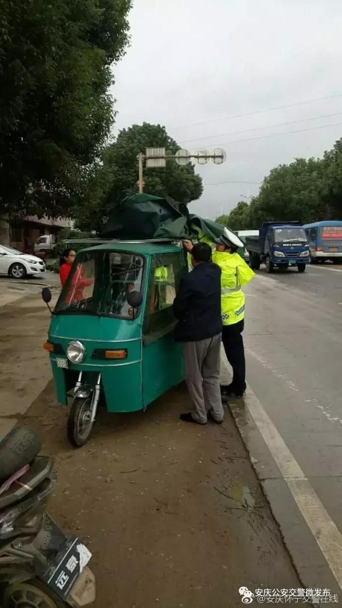 放个假，还哪儿都是交警~