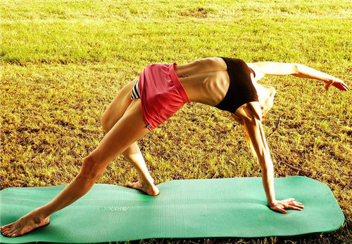 瑜伽初学者买什么瑜伽垫和瑜伽巾,瑜伽垫和瑜伽器材