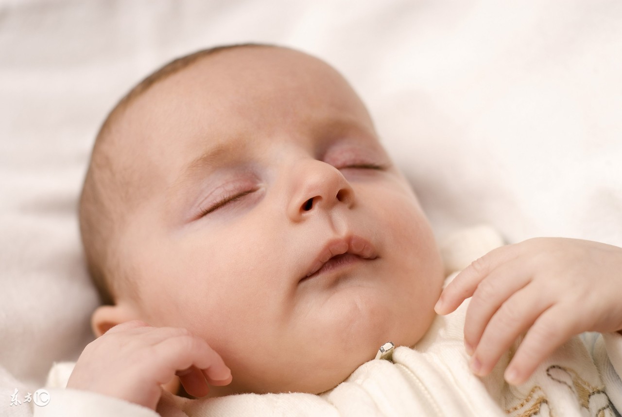 宝宝睡觉过程中一直惊跳怎么回事,宝宝睡眠中出现惊跳