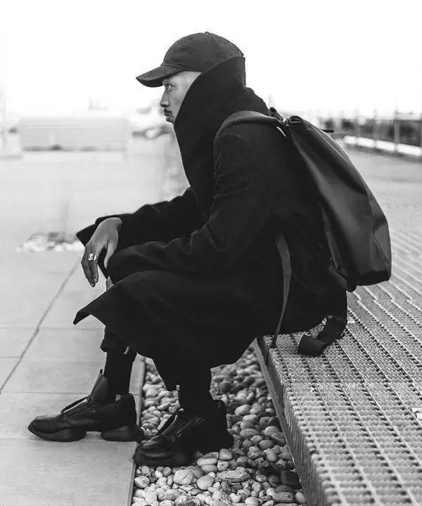 大衣搭配球鞋,一件大衣搭配一双球鞋时髦到爆了