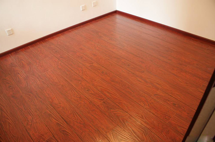 家里的地板擦得再干净还不如赚钱,家里旧的地板可以换新吗