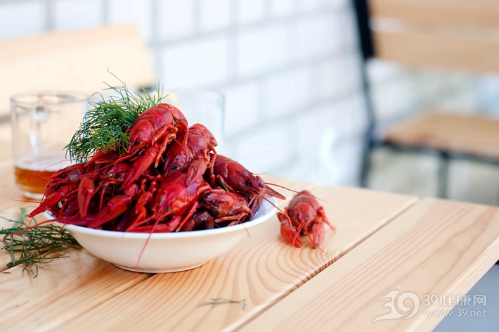 挑虾线虾头的简单正确方法,怎样去虾线和虾头的脏东西