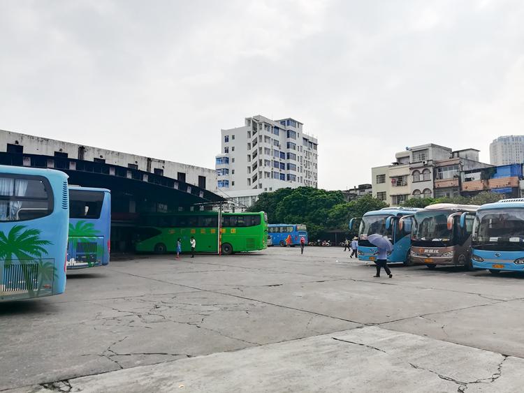 国庆最后一天的北海车站,火车站挤死人,汽车站空寥寥