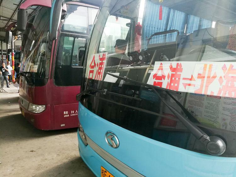 国庆最后一天的北海车站,火车站挤死人,汽车站空寥寥