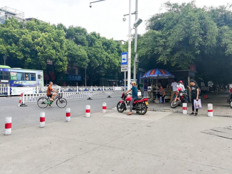 国庆最后一天的北海车站,火车站挤死人,汽车站空寥寥