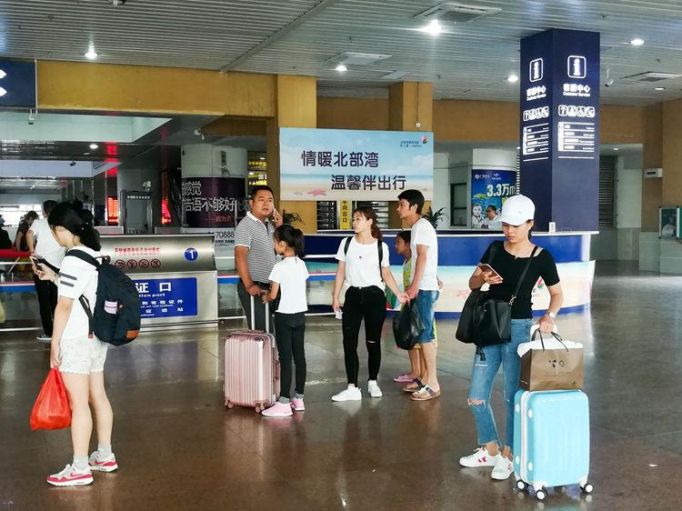 国庆最后一天的北海车站,火车站挤死人,汽车站空寥寥