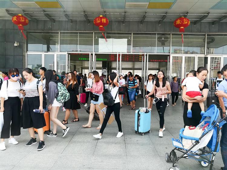 国庆最后一天的北海车站,火车站挤死人,汽车站空寥寥