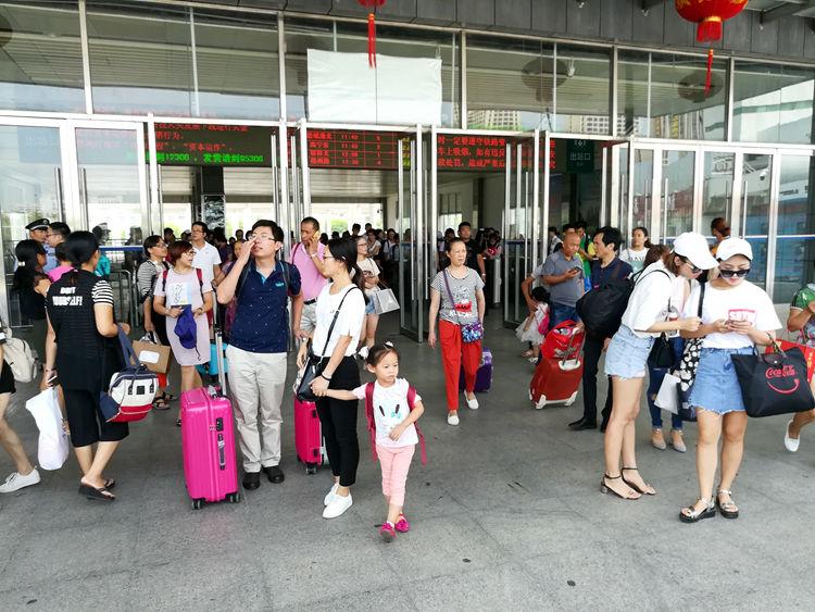 国庆最后一天的北海车站,火车站挤死人,汽车站空寥寥