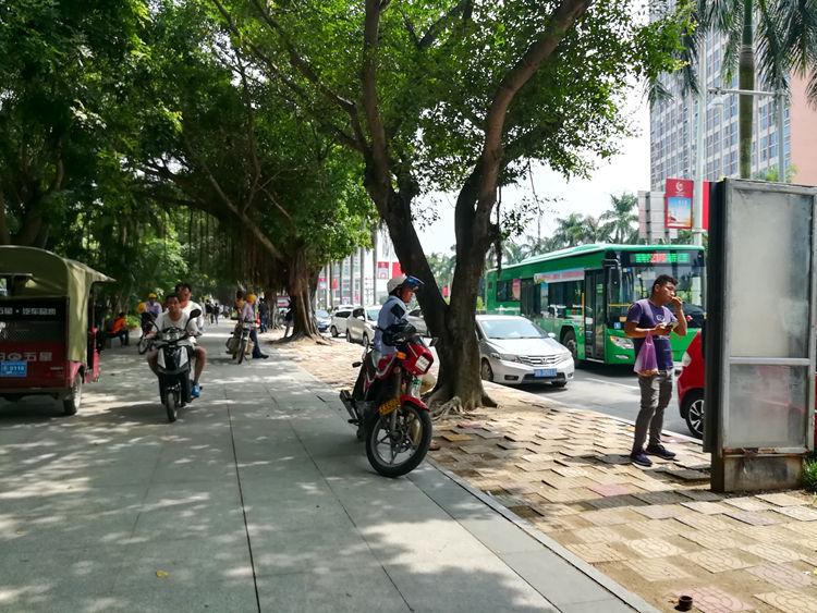 国庆最后一天的北海车站,火车站挤死人,汽车站空寥寥