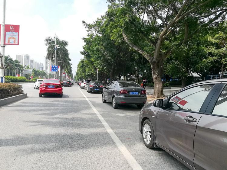 国庆最后一天的北海车站,火车站挤死人,汽车站空寥寥