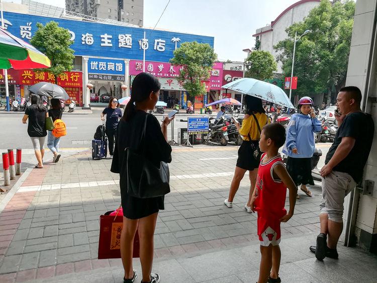 国庆最后一天的北海车站,火车站挤死人,汽车站空寥寥