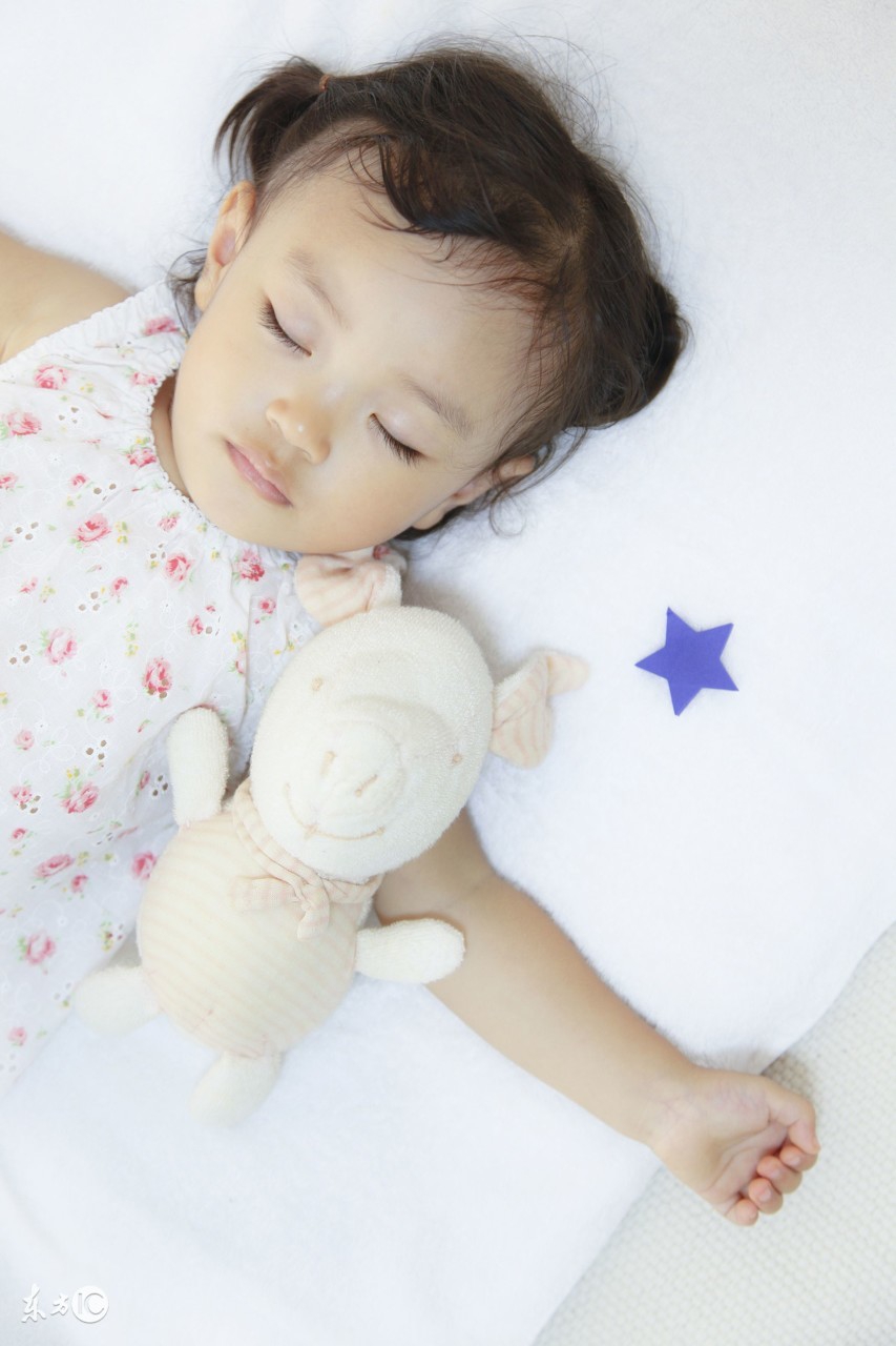 宝宝睡觉过程中一直惊跳怎么回事,宝宝睡眠中出现惊跳