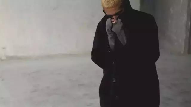 大衣搭配球鞋,一件大衣搭配一双球鞋时髦到爆了