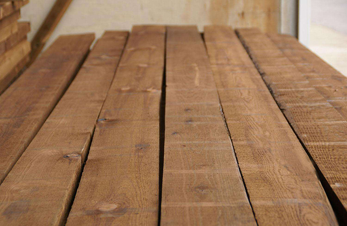 家里的地板擦得再干净还不如赚钱,家里旧的地板可以换新吗