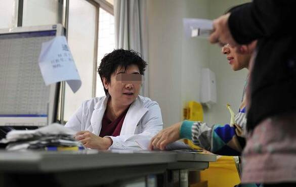 顺产一个月后掉下来一块肉,产妇生完孩子15天掉出一块肉