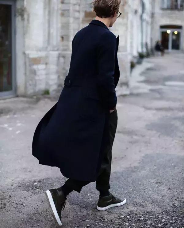 大衣搭配球鞋,一件大衣搭配一双球鞋时髦到爆了