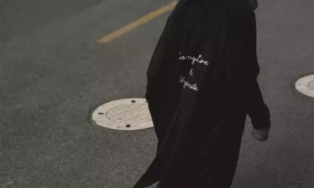 大衣搭配球鞋,一件大衣搭配一双球鞋时髦到爆了