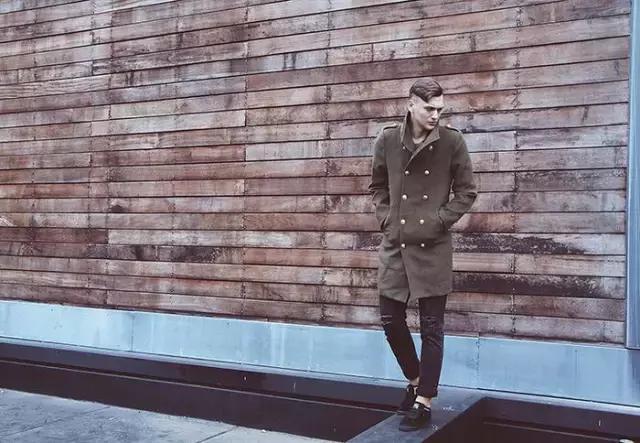 大衣搭配球鞋,一件大衣搭配一双球鞋时髦到爆了