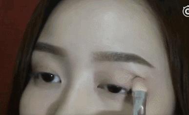 「FLACOO芙兰珂」初秋最chic眼影组合，唐嫣和baby亲自示范！