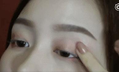 「FLACOO芙兰珂」初秋最chic眼影组合，唐嫣和baby亲自示范！