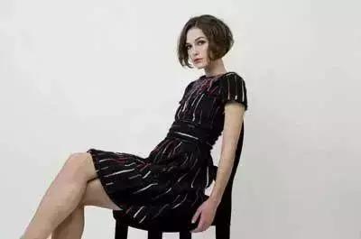 瑜伽课:4个瘦腿妙招,坐着也瘦腿