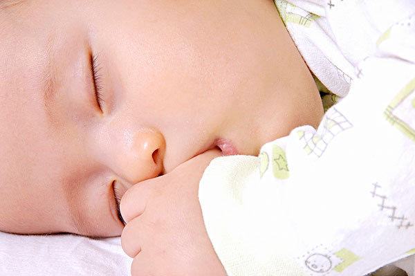 怎样诱导宝宝吃手,如何让宝宝戒掉吃手指的习惯