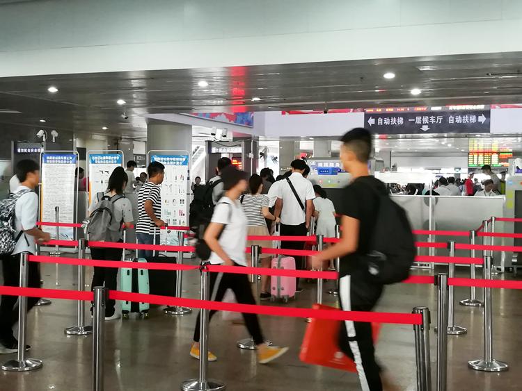 国庆最后一天的北海车站,火车站挤死人,汽车站空寥寥