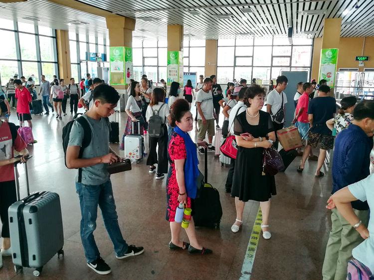 国庆最后一天的北海车站,火车站挤死人,汽车站空寥寥