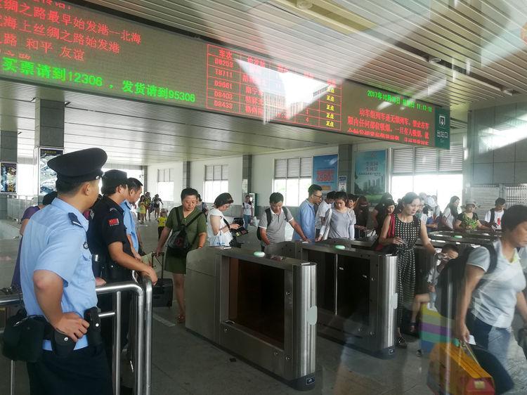 国庆最后一天的北海车站,火车站挤死人,汽车站空寥寥