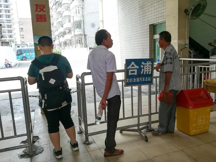 国庆最后一天的北海车站,火车站挤死人,汽车站空寥寥