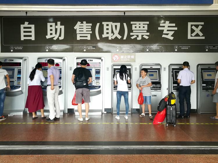 国庆最后一天的北海车站,火车站挤死人,汽车站空寥寥