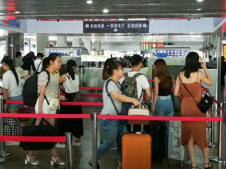 国庆最后一天的北海车站,火车站挤死人,汽车站空寥寥