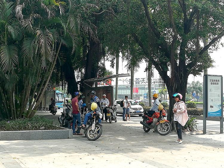 国庆最后一天的北海车站,火车站挤死人,汽车站空寥寥