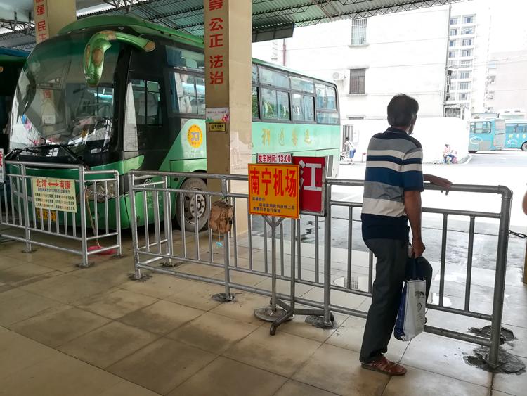 国庆最后一天的北海车站,火车站挤死人,汽车站空寥寥