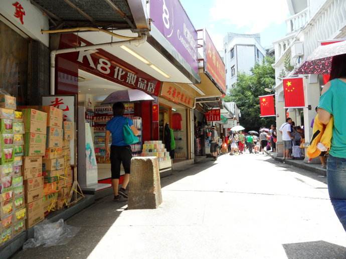 只因在人群里多看了你一眼风景,只因为在人群中多看了你一眼男生