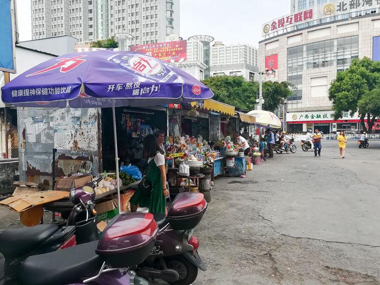 国庆最后一天的北海车站,火车站挤死人,汽车站空寥寥