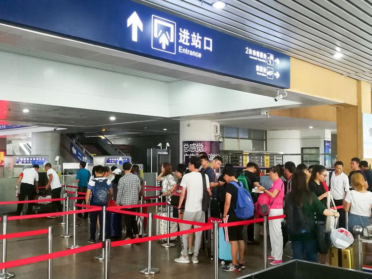 国庆最后一天的北海车站,火车站挤死人,汽车站空寥寥