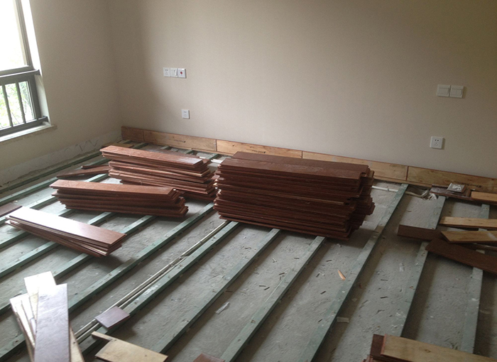 家里的地板擦得再干净还不如赚钱,家里旧的地板可以换新吗