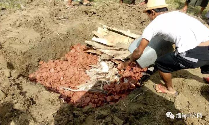 缅甸FDA查获销毁大量含化学成分的血旺，但有很多流入市场