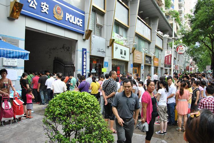 只因在人群里多看了你一眼风景,只因为在人群中多看了你一眼男生