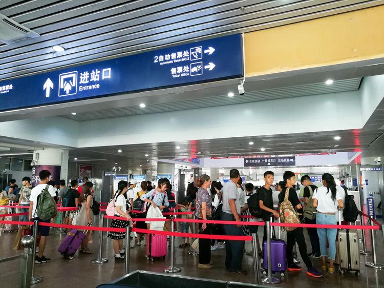 国庆最后一天的北海车站,火车站挤死人,汽车站空寥寥