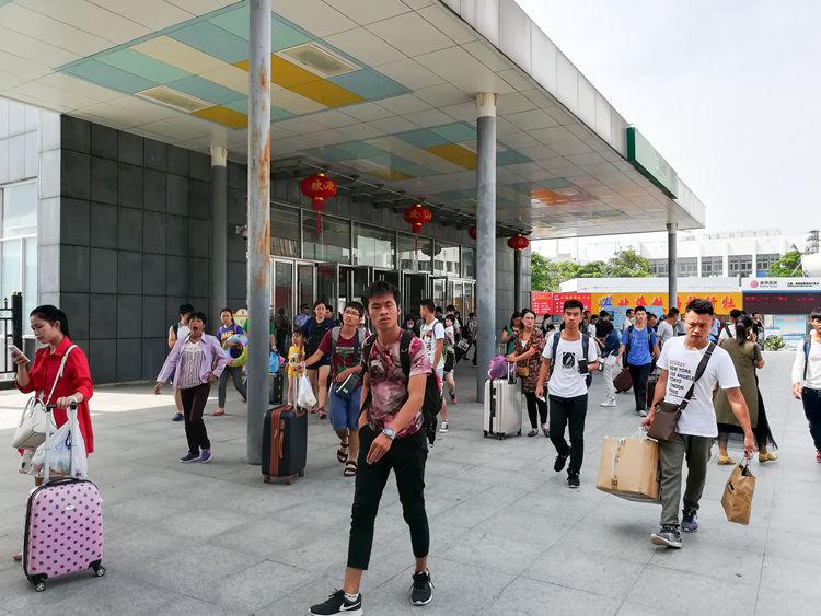 国庆最后一天的北海车站,火车站挤死人,汽车站空寥寥