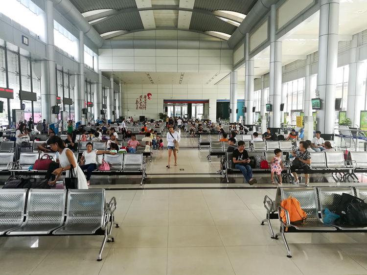 国庆最后一天的北海车站,火车站挤死人,汽车站空寥寥